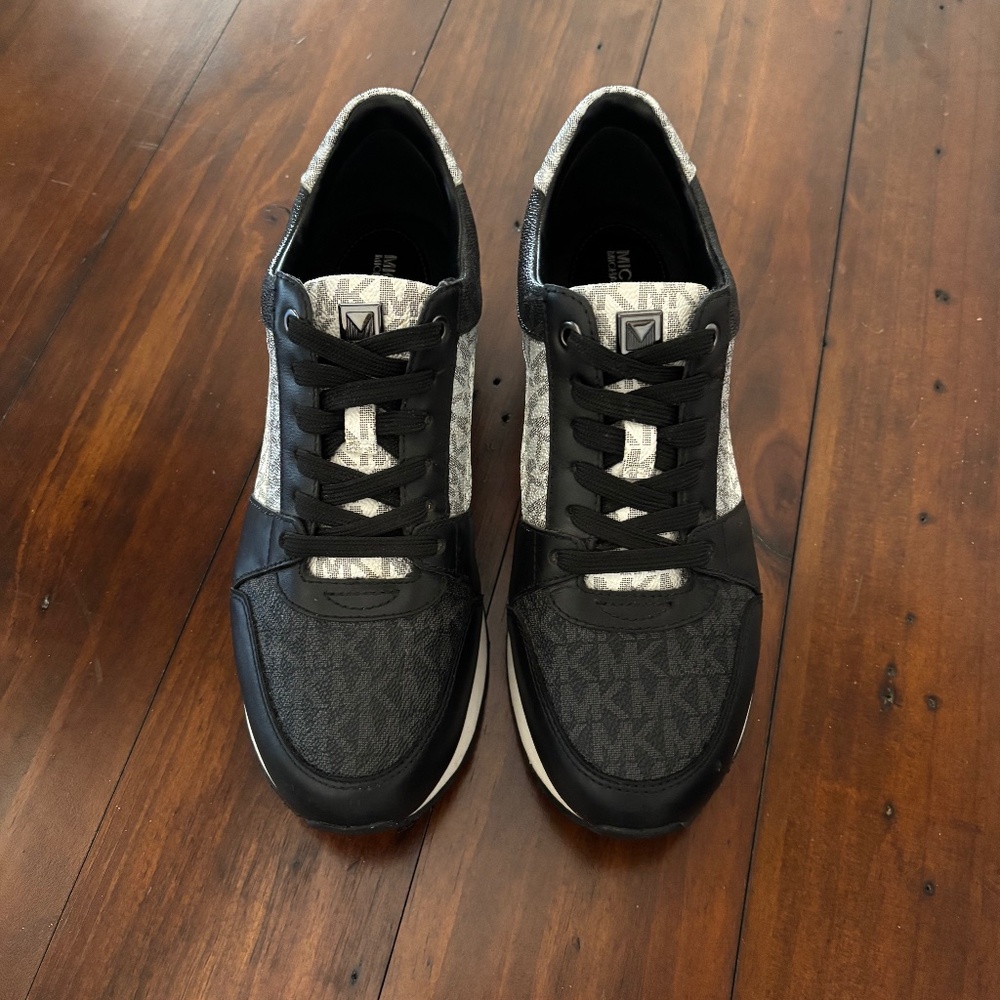 Michael Kors Women Size 8.5 Black and White